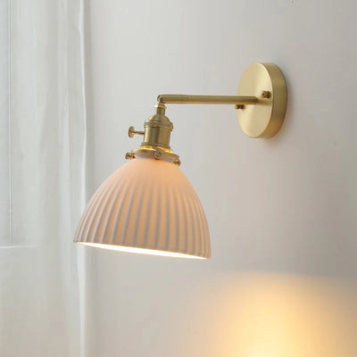 Modern Wall Light: Elegant and Adjustable Lighting Fixture