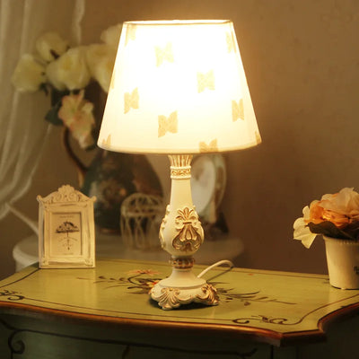 European Retro Table Lamp – Romantic, Warm Luxury Bedside Lamp with Remote Control and Dimmable Feature